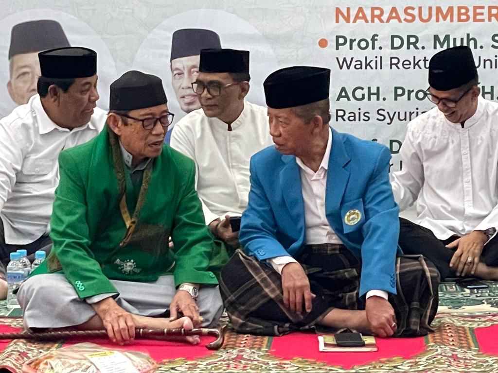 Syekh. AG. DR. KH. Baharuddin. HS. MA dan Prof. KH. Najmuddin Abd. Safa. Lc. MA. Ph.D pada Maulid Nabi Muhammad SAW. di Auditorium KH. Muhyiddin. M. Zain UIM Al-Gazali Makassar.